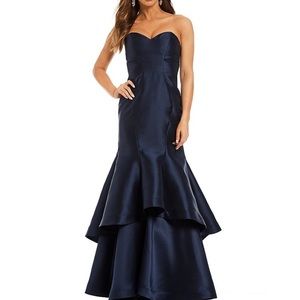 I’m selling this beautiful prom/formal dress